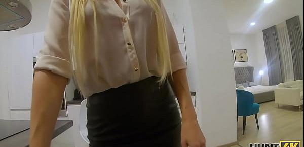 HUNT4K. Babe im strengen Anzug und in sexy Dessous zeigt ihre sexuellen Fähigkeiten